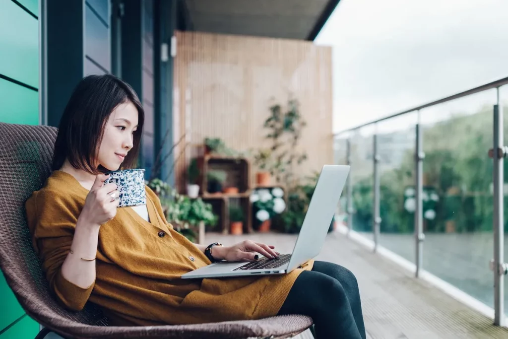 Workation Là Gì Và Tại Sao Lại Thu Hút Đến Thế?